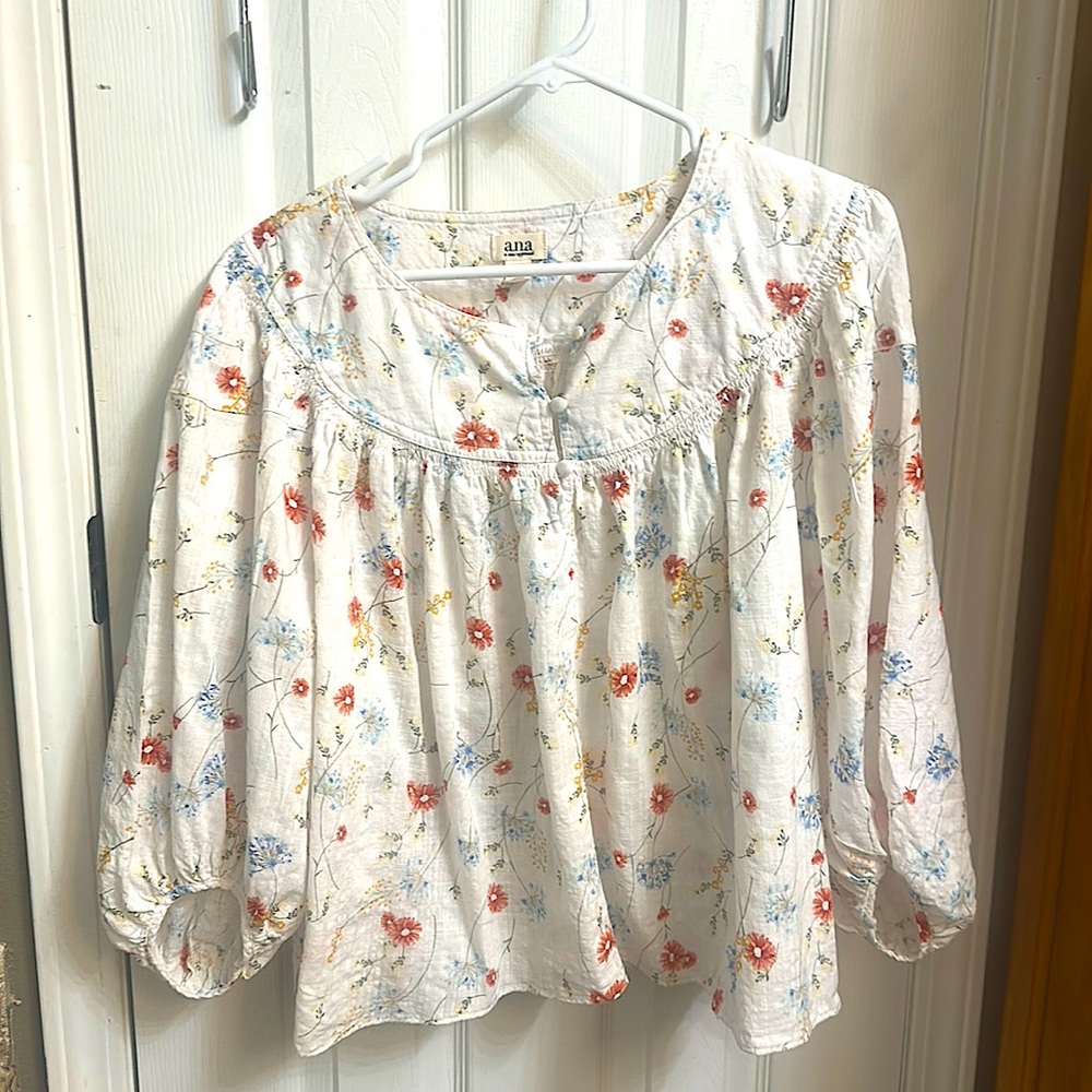 Adorable blouse perfect for summer or fall